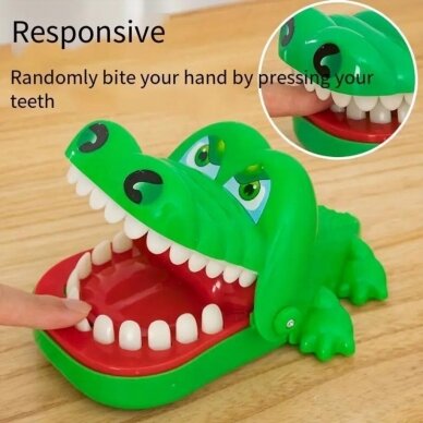 Žaislas krokodilas kramtantis pirštą